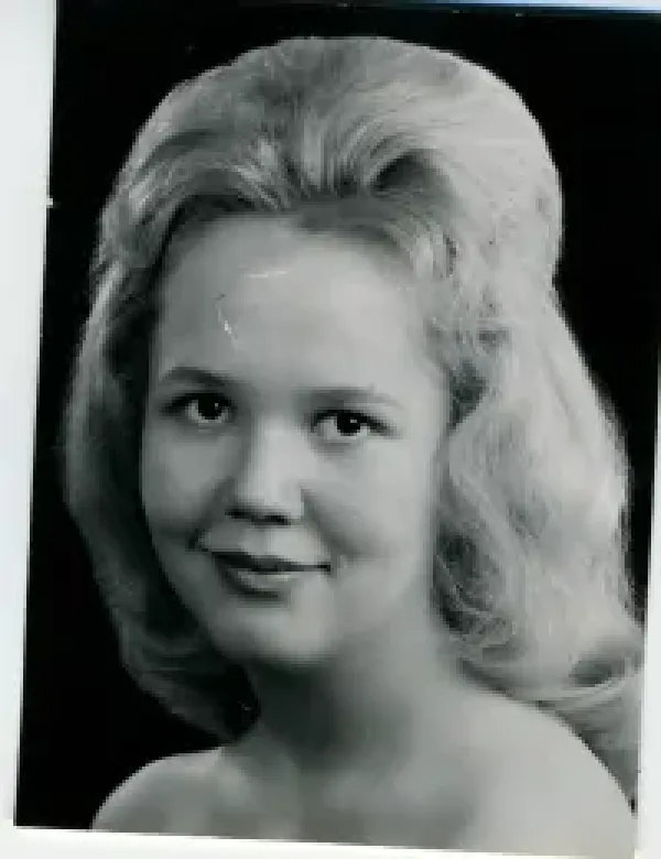 images/PHOTOS/lana%20rene%20sessions.webp#joomlaImage://local-images/PHOTOS/lana rene sessions.webp?width=200&height=260